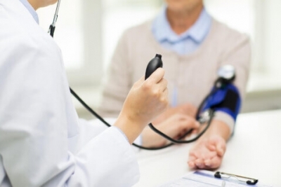 Internistički pregled (EKG, merenje krvnog pritiska, pregled interniste, tumačenje lab analiza, terapija, saveti) 